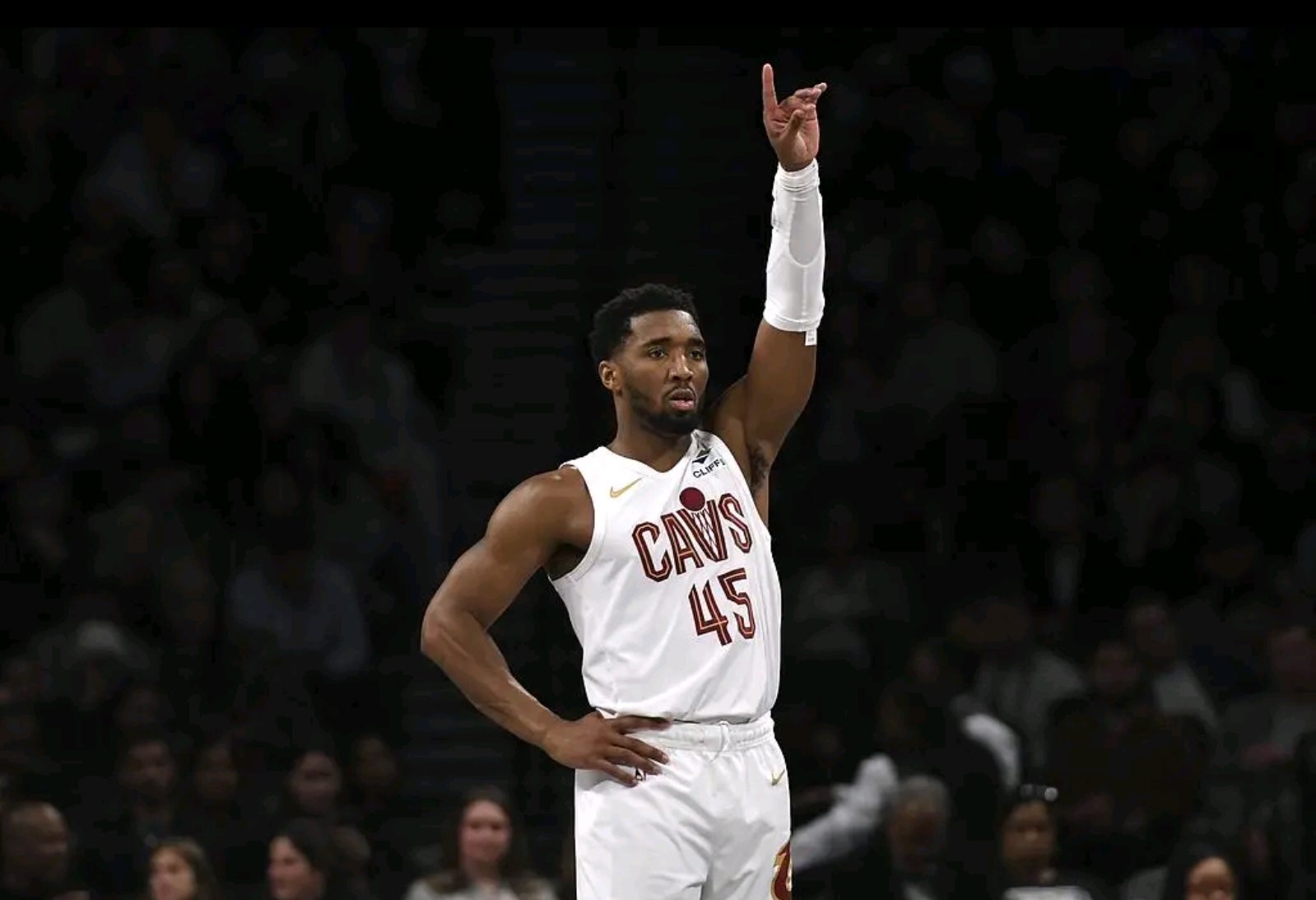 乐鱼体育关于今夜体能课后,里昂回应争议备战NBA常规赛,悬念犹存,阵容厚度经受考验的信息